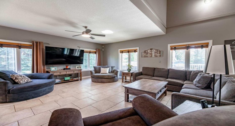 24426 East River Road, Hinton, Alberta T7V 1X7, 6 Bedrooms Bedrooms, ,5 BathroomsBathrooms,Residential,For Sale,East River,A2254750