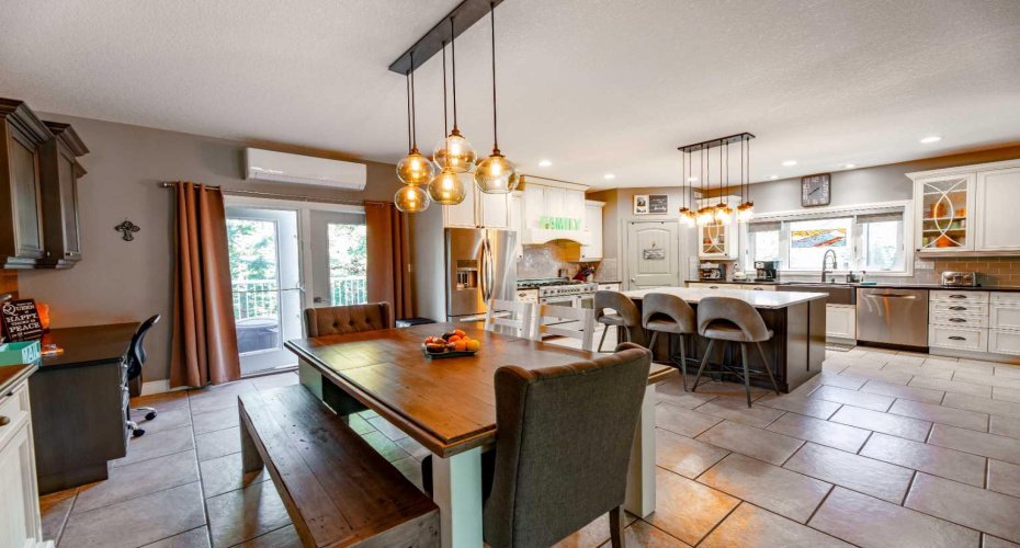 24426 East River Road, Hinton, Alberta T7V 1X7, 6 Bedrooms Bedrooms, ,5 BathroomsBathrooms,Residential,For Sale,East River,A2254750