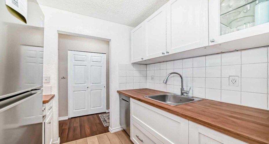 1113 37 Street, Calgary, Alberta T3C 1S5, 1 Bedroom Bedrooms, ,1 BathroomBathrooms,Residential,For Sale,37,A2225968