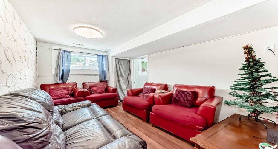 203 Penbrooke Close, Calgary, Alberta T2A 3N9, 4 Bedrooms Bedrooms, ,2 BathroomsBathrooms,Residential,For Sale,Penbrooke,A2256139