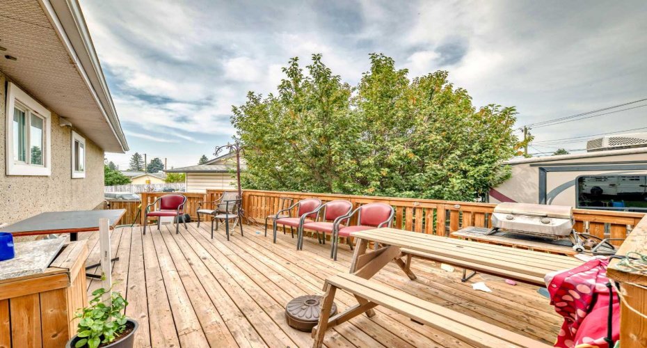 203 Penbrooke Close, Calgary, Alberta T2A 3N9, 4 Bedrooms Bedrooms, ,2 BathroomsBathrooms,Residential,For Sale,Penbrooke,A2256139