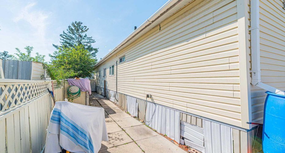 3223 83 Street, Calgary, Alberta T3B 5N1, 1 Bedroom Bedrooms, ,1 BathroomBathrooms,Mobile,For Sale,83,A2255734