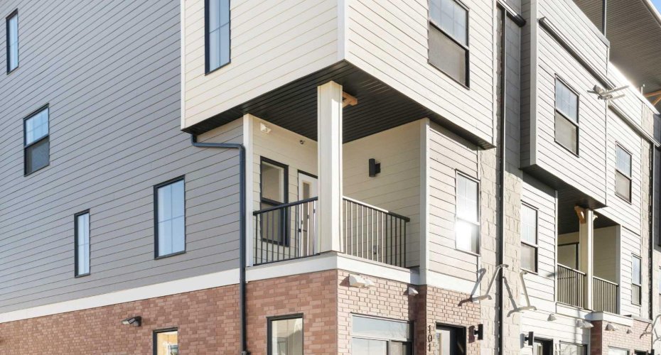 156 Park Street, Cochrane, Alberta T4C2B8, 2 Bedrooms Bedrooms, ,2 BathroomsBathrooms,Residential,For Sale,Park,A2263817