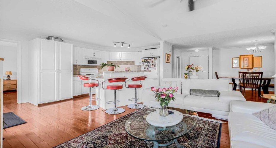 3308 Valleyview Park, Calgary, Alberta T2B 3R6, 2 Bedrooms Bedrooms, ,2 BathroomsBathrooms,Residential,For Sale,Valleyview,A2262736