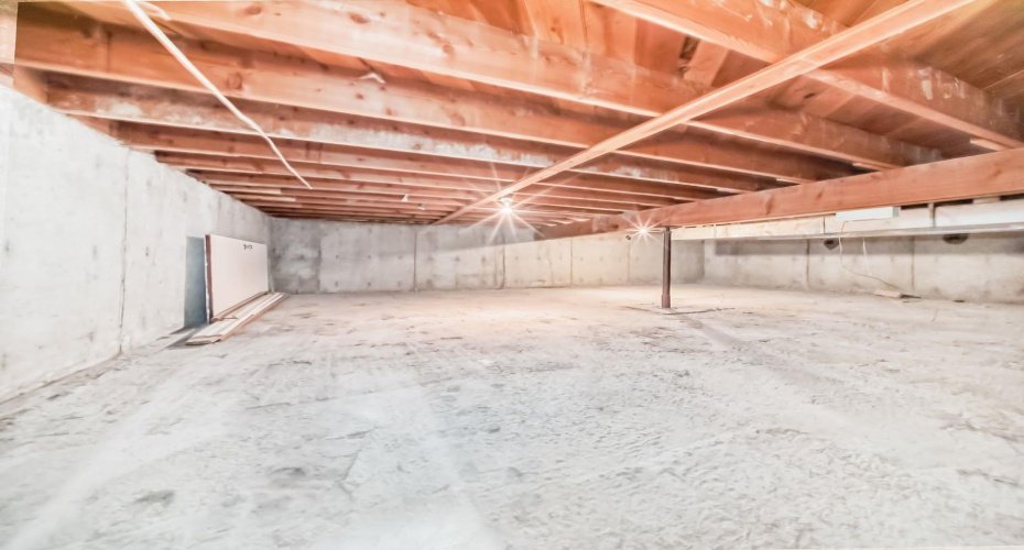Huge crawl space for storage