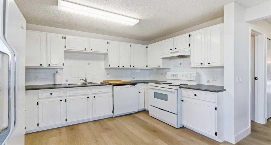 91 Deerfield Drive, Calgary, Alberta T2J 6T9, 3 Bedrooms Bedrooms, ,2 BathroomsBathrooms,Residential,For Sale,Deerfield,A2263400