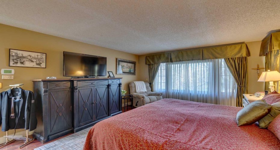 1302 Frontenac Avenue, Calgary, Alberta T2B1B6, 5 Bedrooms Bedrooms, ,4 BathroomsBathrooms,Residential,For Sale,Frontenac,A2265694