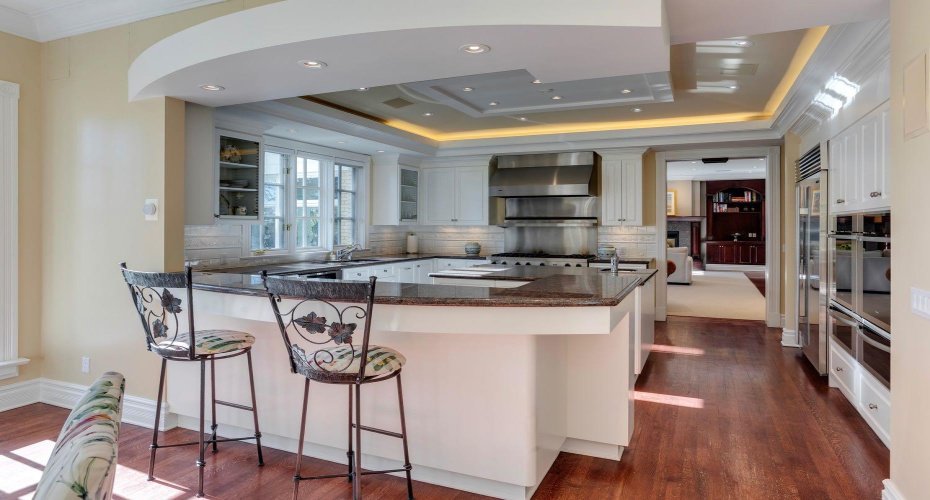 Peninsula with counter seating