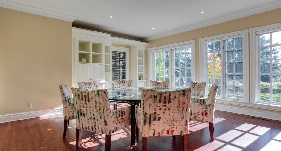 Sunlit relaxed dining for everyday meals