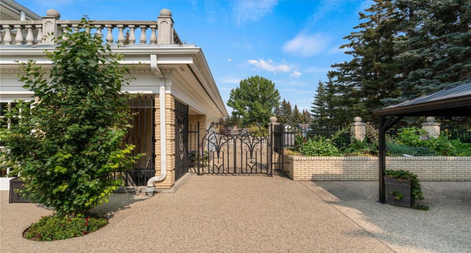 Multiple terraces & patios
