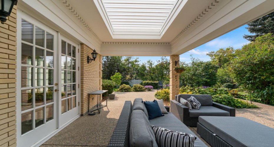 Covered outdoor living area