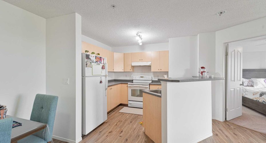 17 Country Village Bay, Calgary, Alberta T3K 5Z3, 2 Bedrooms Bedrooms, ,2 BathroomsBathrooms,Residential,For Sale,Country Village,A2268251