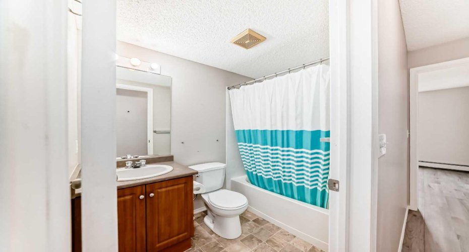 17 Country Village Bay, Calgary, Alberta T3K5Z3, 2 Bedrooms Bedrooms, ,2 BathroomsBathrooms,Residential,For Sale,Country Village,A2268620