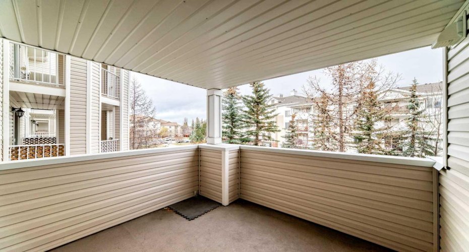 17 Country Village Bay, Calgary, Alberta T3K5Z3, 2 Bedrooms Bedrooms, ,2 BathroomsBathrooms,Residential,For Sale,Country Village,A2268620