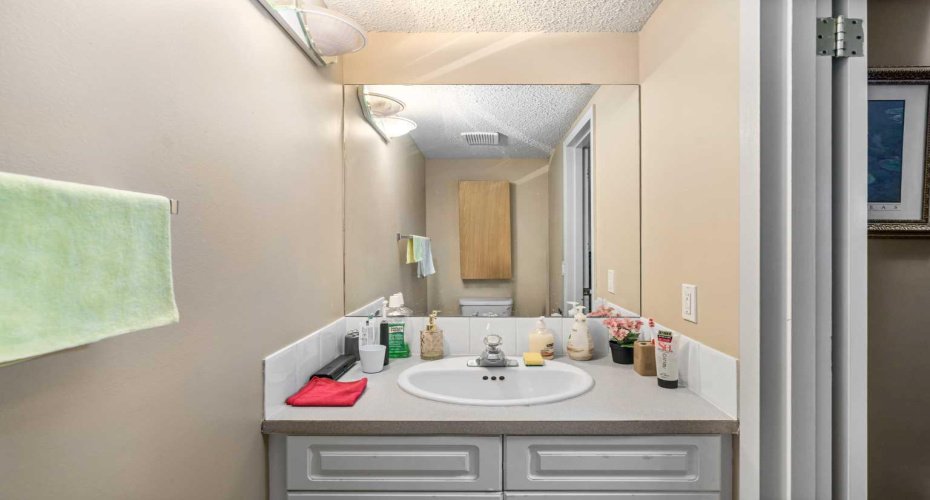 643 4 Avenue, Calgary, Alberta T2E 0J9, 2 Bedrooms Bedrooms, ,2 BathroomsBathrooms,Residential,For Sale,4,A2268624