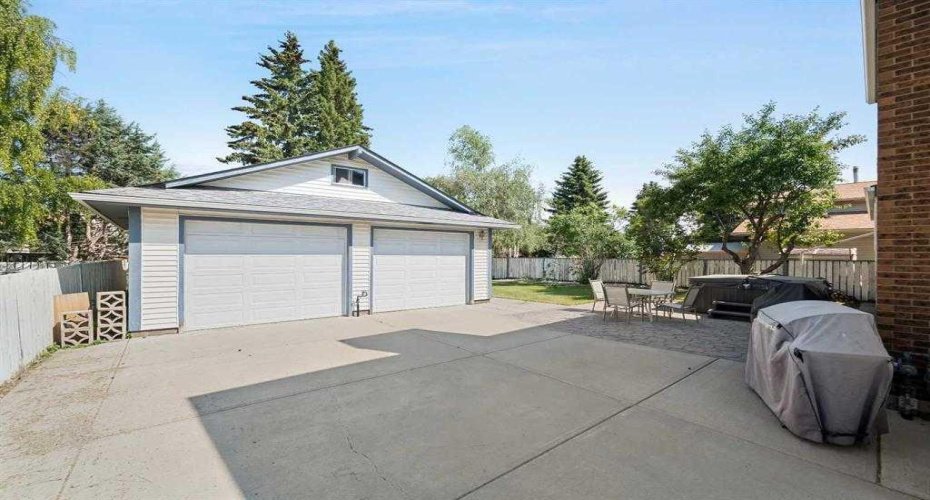 Double detached garage w huge driveway