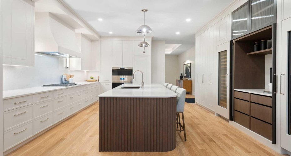 Huge Isand with Seating