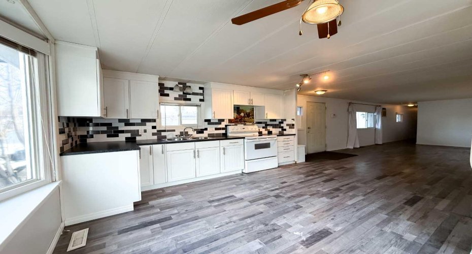 700 Carmichael Lane, Hinton, Alberta T7V 1S9, 2 Bedrooms Bedrooms, ,1 BathroomBathrooms,Mobile,For Sale,Carmichael,A2271187