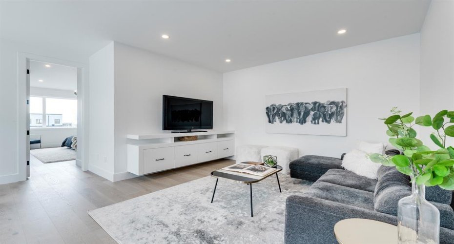 640 37 Street, Calgary, Alberta T3C 1R9, 4 Bedrooms Bedrooms, ,4 BathroomsBathrooms,Residential,For Sale,37,A2271330