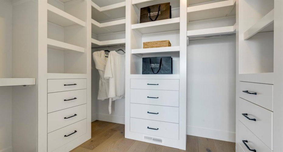 640 37 Street, Calgary, Alberta T3C 1R9, 4 Bedrooms Bedrooms, ,4 BathroomsBathrooms,Residential,For Sale,37,A2271330