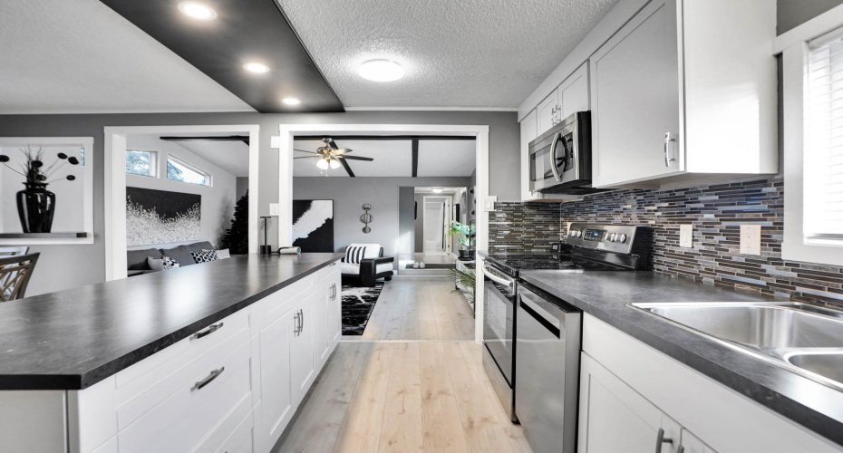 3223 83 Street, Calgary, Alberta T3B 5N4, 3 Bedrooms Bedrooms, ,2 BathroomsBathrooms,Mobile,For Sale,83,A2271534