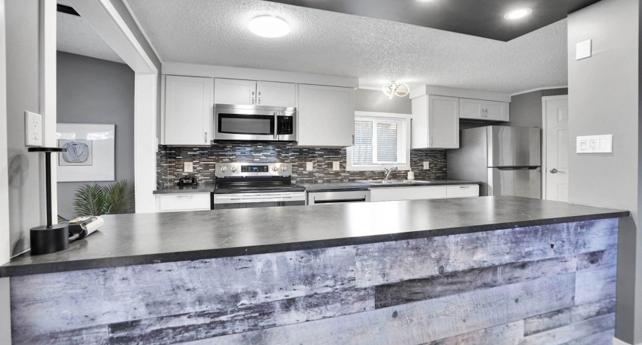 3223 83 Street, Calgary, Alberta T3B 5N4, 3 Bedrooms Bedrooms, ,2 BathroomsBathrooms,Mobile,For Sale,83,A2271534