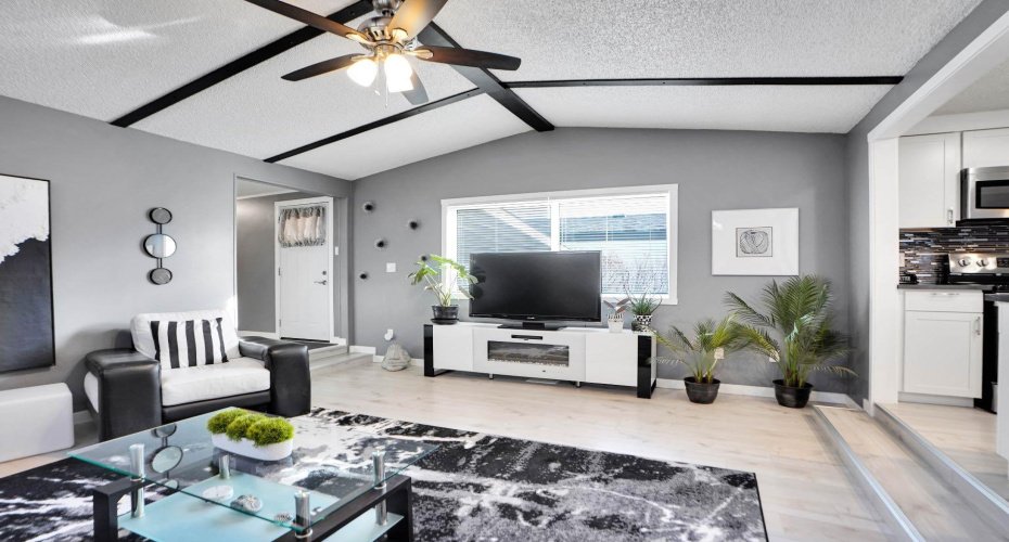 3223 83 Street, Calgary, Alberta T3B 5N4, 3 Bedrooms Bedrooms, ,2 BathroomsBathrooms,Mobile,For Sale,83,A2271534