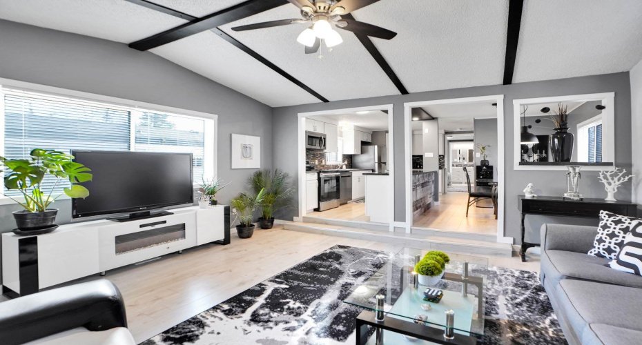 3223 83 Street, Calgary, Alberta T3B 5N4, 3 Bedrooms Bedrooms, ,2 BathroomsBathrooms,Mobile,For Sale,83,A2271534