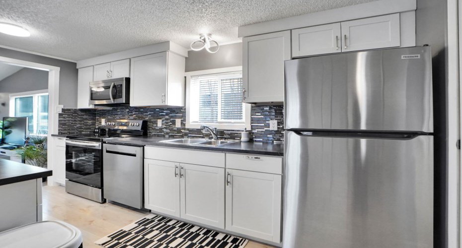 3223 83 Street, Calgary, Alberta T3B 5N4, 3 Bedrooms Bedrooms, ,2 BathroomsBathrooms,Mobile,For Sale,83,A2271534