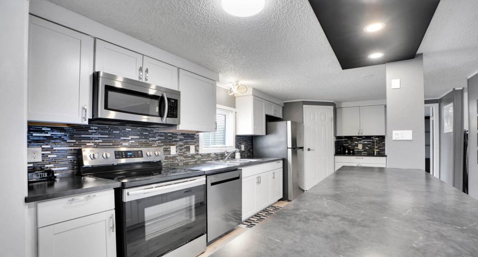 3223 83 Street, Calgary, Alberta T3B 5N4, 3 Bedrooms Bedrooms, ,2 BathroomsBathrooms,Mobile,For Sale,83,A2271534