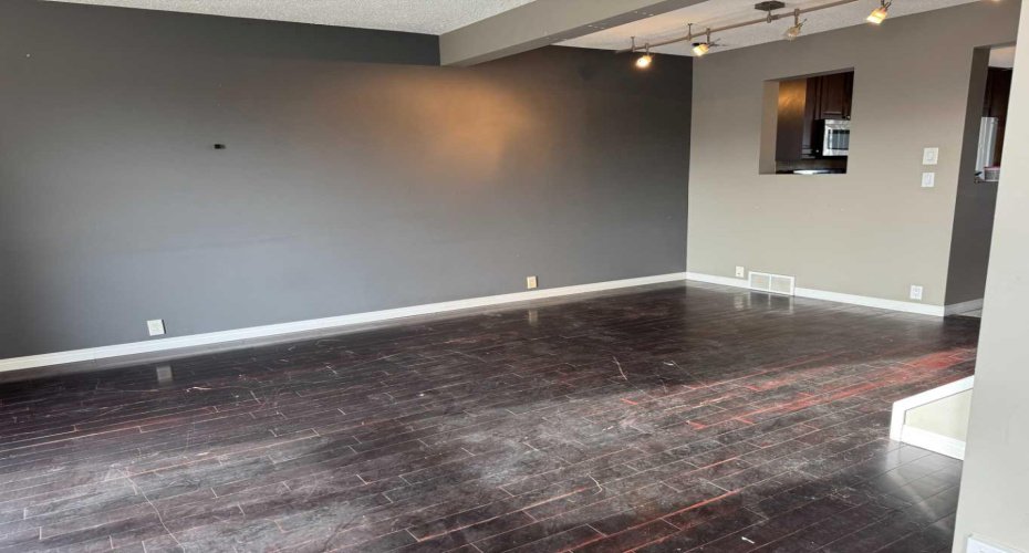 220 Erin Mount Crescent, Calgary, Alberta T2B 2T2, 3 Bedrooms Bedrooms, ,2 BathroomsBathrooms,Residential,For Sale,Erin Mount,A2271739