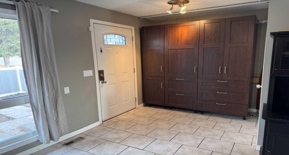 220 Erin Mount Crescent, Calgary, Alberta T2B 2T2, 3 Bedrooms Bedrooms, ,2 BathroomsBathrooms,Residential,For Sale,Erin Mount,A2271739