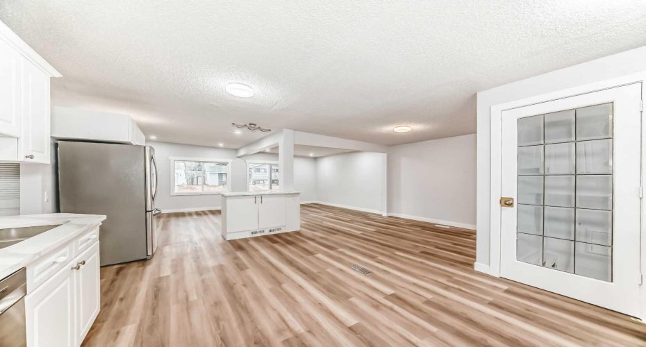 307 Huntridge Road, Calgary, Alberta T2K 4B8, 5 Bedrooms Bedrooms, ,3 BathroomsBathrooms,Residential,For Sale,Huntridge,A2272014