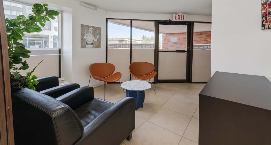 Welcome Sitting Area at front door from street access