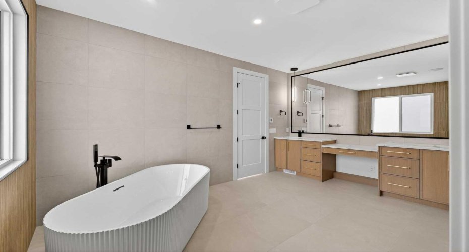 960 South Shore Terrace, Chestermere, Alberta T1X 2S2, 7 Bedrooms Bedrooms, ,7 BathroomsBathrooms,Residential,For Sale,South Shore Terrace,A2273181