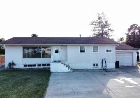 525 6 Avenue, Fox Creek, Alberta T0H 1P0, 6 Bedrooms Bedrooms, ,2 BathroomsBathrooms,Residential,For Sale,6,A2248948
