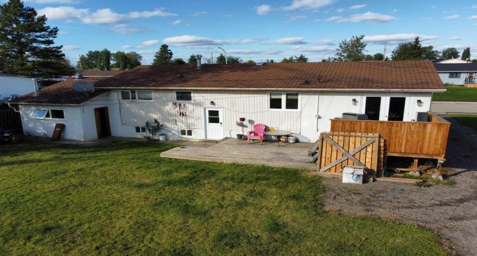 525 6 Avenue, Fox Creek, Alberta T0H 1P0, 6 Bedrooms Bedrooms, ,2 BathroomsBathrooms,Residential,For Sale,6,A2248948
