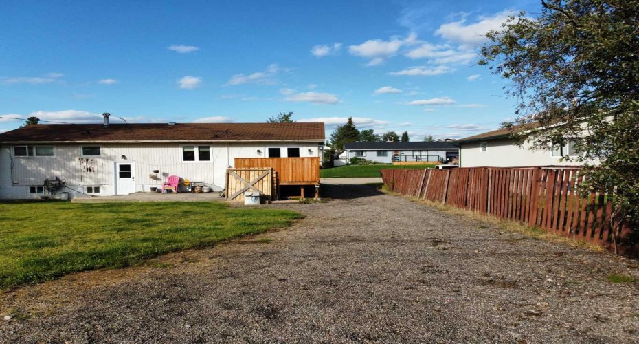 525 6 Avenue, Fox Creek, Alberta T0H 1P0, 6 Bedrooms Bedrooms, ,2 BathroomsBathrooms,Residential,For Sale,6,A2248948