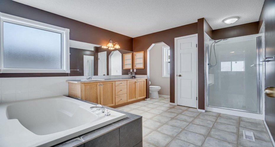 104 Cove Crescent, Chestermere, Alberta T1X 5J1, 5 Bedrooms Bedrooms, ,4 BathroomsBathrooms,Residential,For Sale,Cove,A2272792