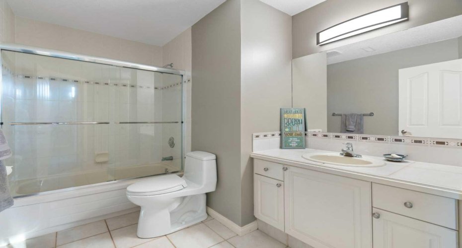 4 pc bathroom - main floor