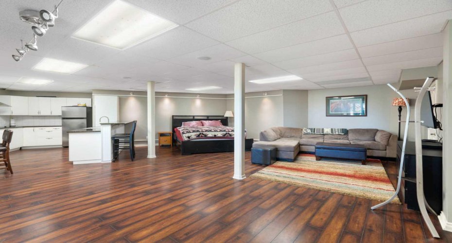 Studio suite with kitchen and bathroom