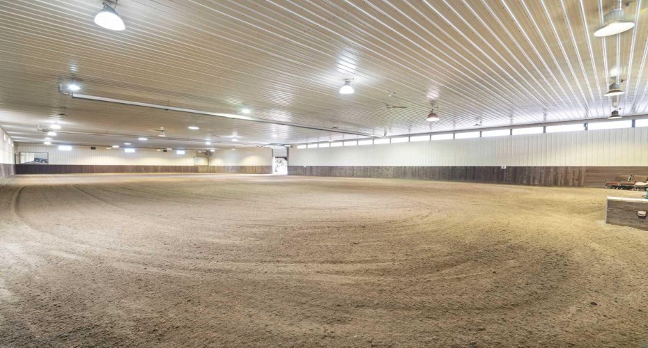 Indoor arena 80 x 175, sand