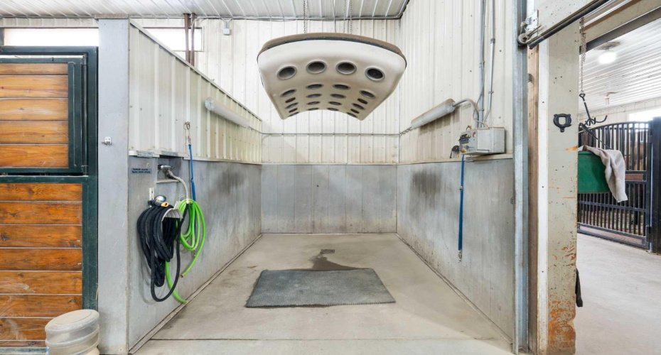 Infrared solarium and wash rack with hot water
