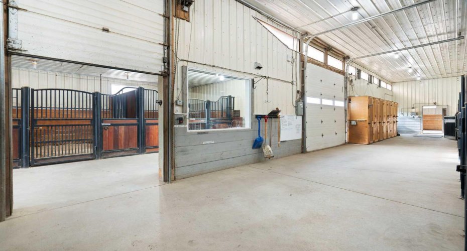4 stall barn from 6 stall barn: south