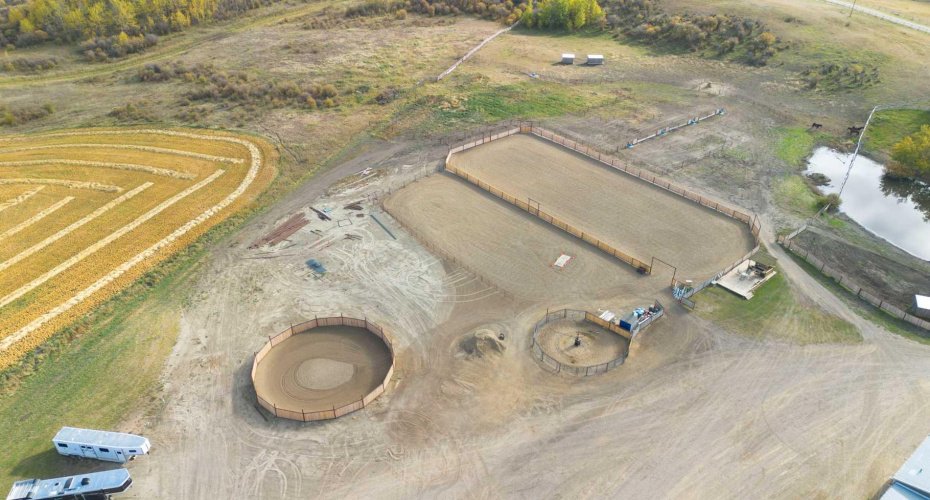 2 x outdoor rings (sand), hot walker and round pen (65')