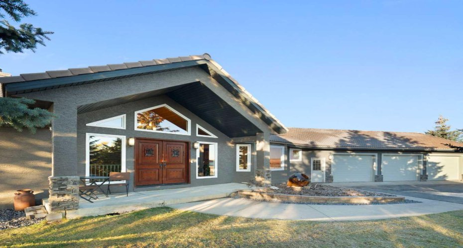 Triple car garage with 220 volt