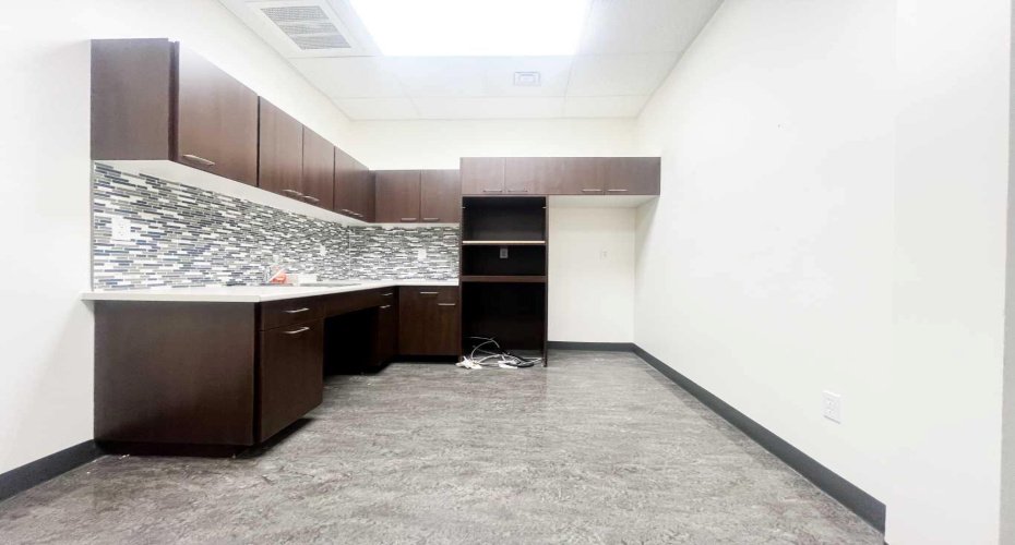 1111 Kingsway Avenue, Medicine Hat, Alberta T1A 2Y1, ,Commercial,For Lease,Kingsway,A2170206