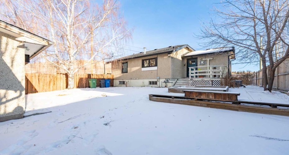 Large Back Yard space, great for entertaining