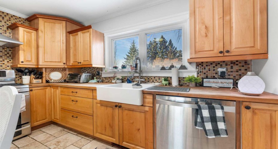 Dishwasher, great size sink with huge window facing the back
