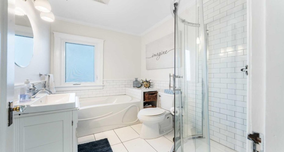 Full 4pc bathroom on the main floor